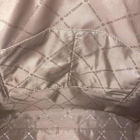 Michael Kors NWT Kenley Tote with matching wallet. - Picture 5 of 10